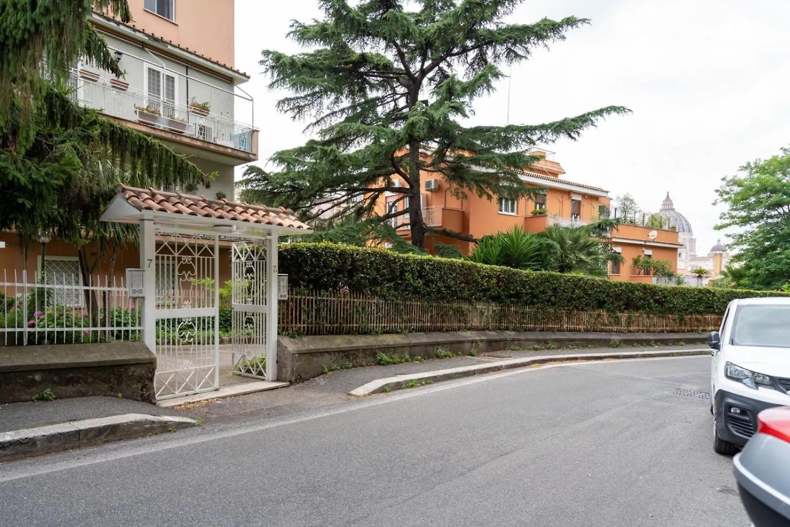 Vatican City Historic Center -Luxury Flat With Garden And Private Parking Rome Apartment